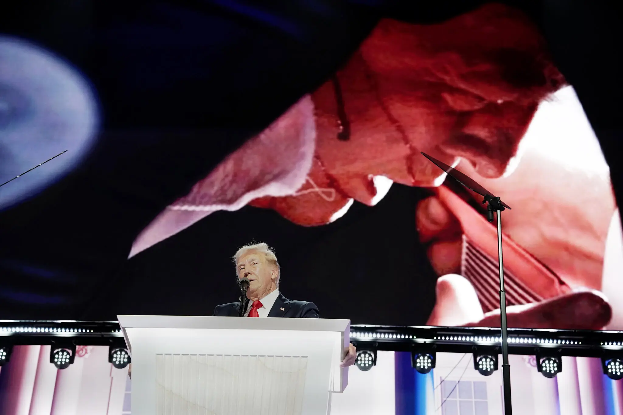 «Я стою перед вами на цій арені лише завдяки милості всемогутнього Бога», — сказав пан Трамп, розповідаючи про замах на своє життя.